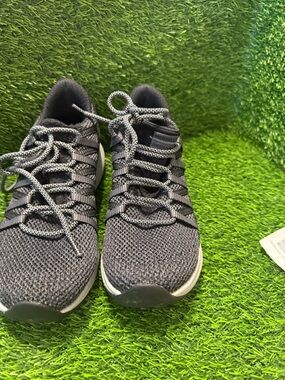 Merrell women’s Knit Athletic Sneakers with Gray Accents size 8
